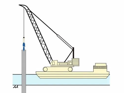 Barge équipée d'une grue