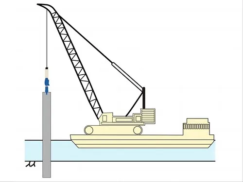 Barge équipée d'une grue