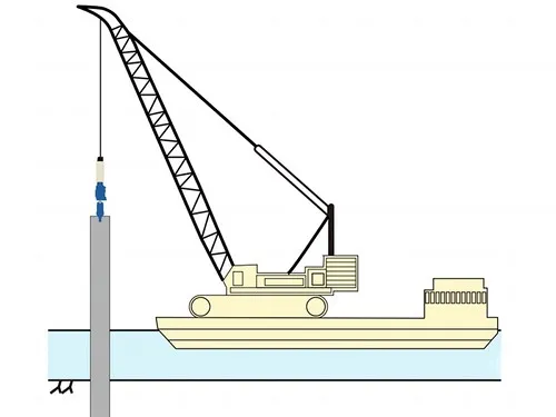 Barge équipée d'une grue