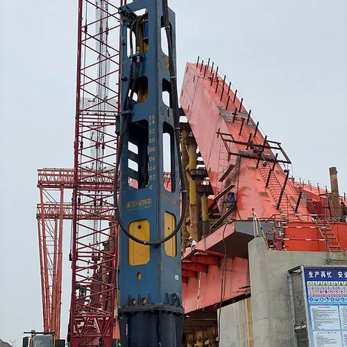 Construction du pont Hanjiang-Yangtze dans le Hubei